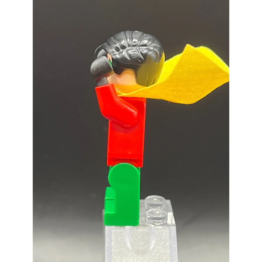 LEGO DC Super Heroes Robin Minifigure sh0112a Red Green Yellow Cape Boy Wonder